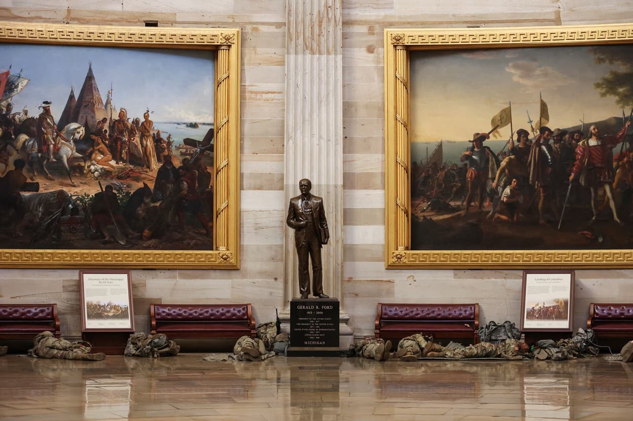 IMAGINI DISTOPICE! Soldații americani înarmați dorm în CAPITOLIU