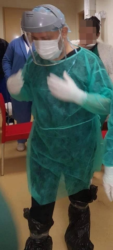 ”Așa ne-a echipat ministerul!” Halat de unica folosință de vizitator, saci de gunoi în picioare, prinși cu leucoplast