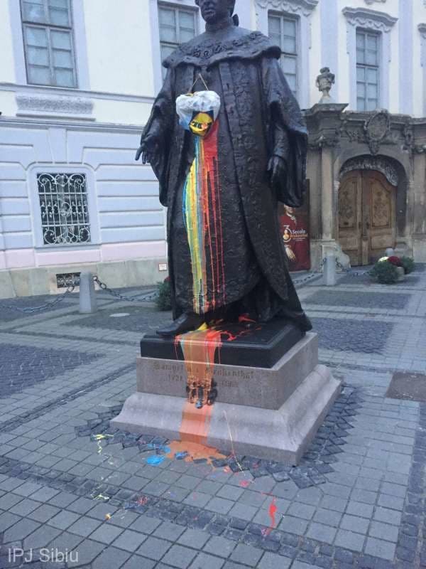 A fost găsită persoana care a vandalizat statuia lui Brukenthal din Sibiu. Ce sancţiune a primit