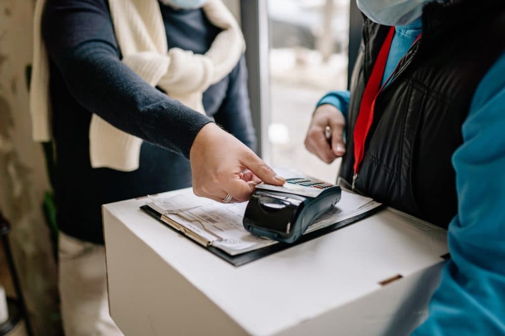 <strong>7 motive să plătești online cu cardul când achiziționezi servicii online</strong>
