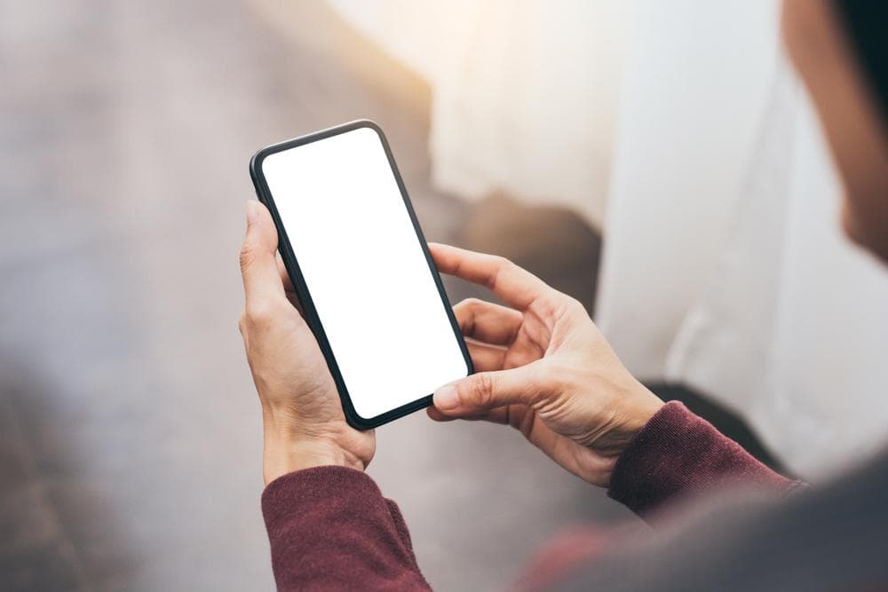 A găsit un telefon de 4.800 de lei într-un bloc din Alba și a refuzat să îl returneze. După trei luni, femeia s-a trezit cu poliția la ușă