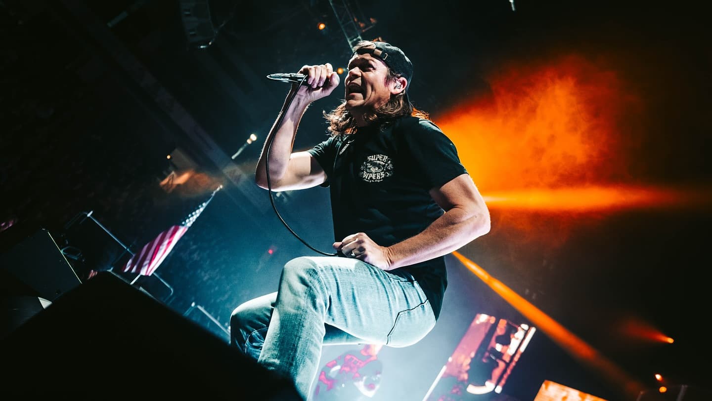 Brad Arnold, solistul 3 Doors Down a murit în somn. Compozitorul hitului „Kryptonite” s-a stins la 47 de ani