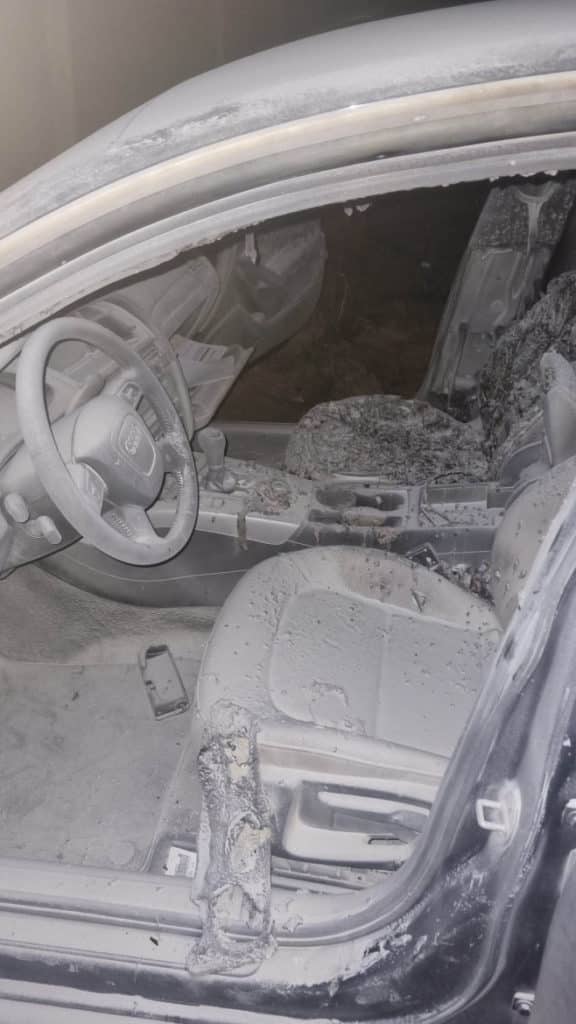 Acțiunea ca-n filme a poliției în București. Un bărbat drogat și-a băgat iubita în portbagaj și a dat foc mașinii. Cum a fost salvată femeia. FOTO