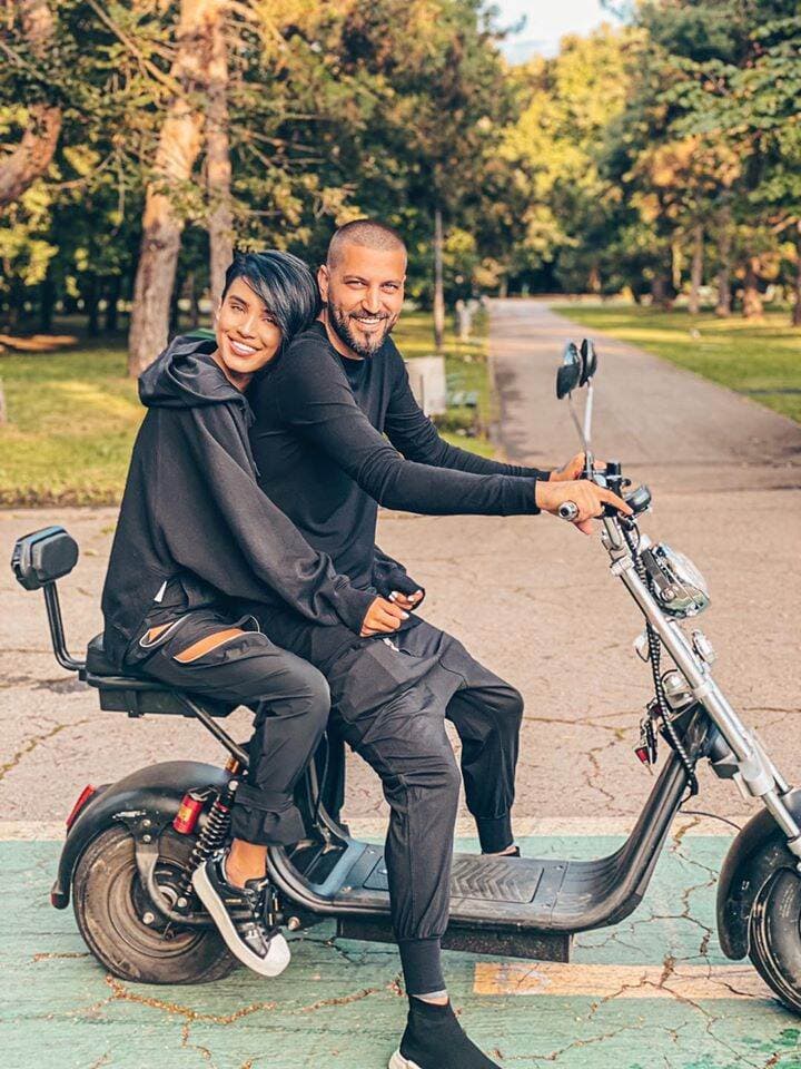 Adelina Pestrițu, în viteză pe scuter, în parcul plin cu copii