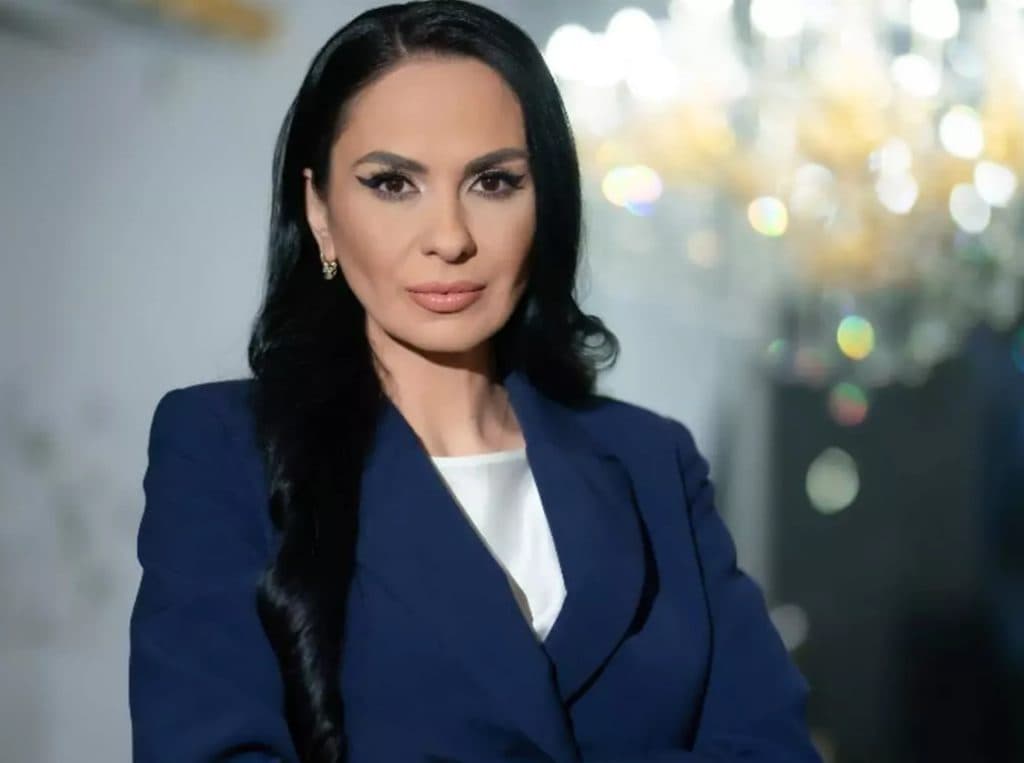 Alexandra Păcuraru, scoasă din grila postului patronat de tatăl său! Prezentatoarea Realitatea PLUS: ”Mai precis am fost retrasă definitiv, aș spune eu”