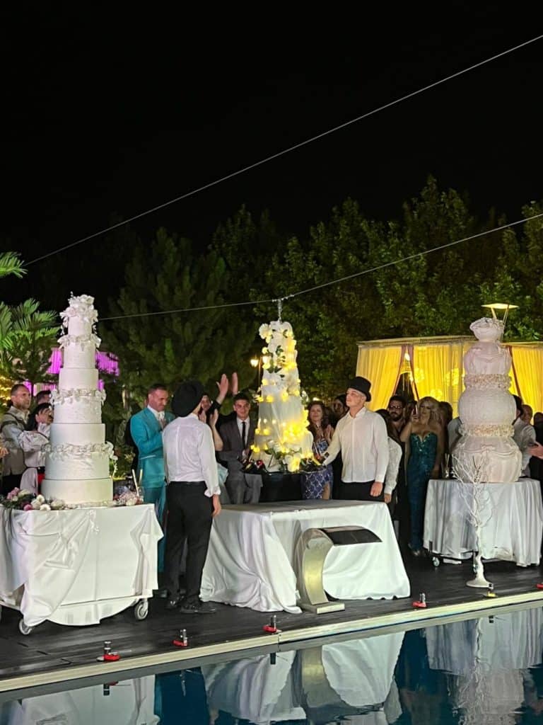 Alin Oprea s-a căsătorit cu Medana. Au avut o nuntă așa cum și-au dorit. Momentul tortului a impresionat invitații
