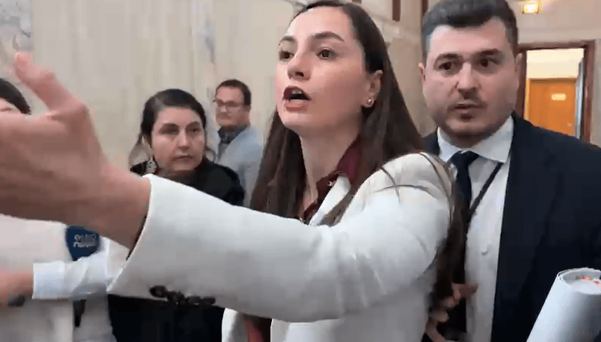 Anamaria Gavrilă a sunat la poliție. A spus că se simte hărțuită de jurnaliști