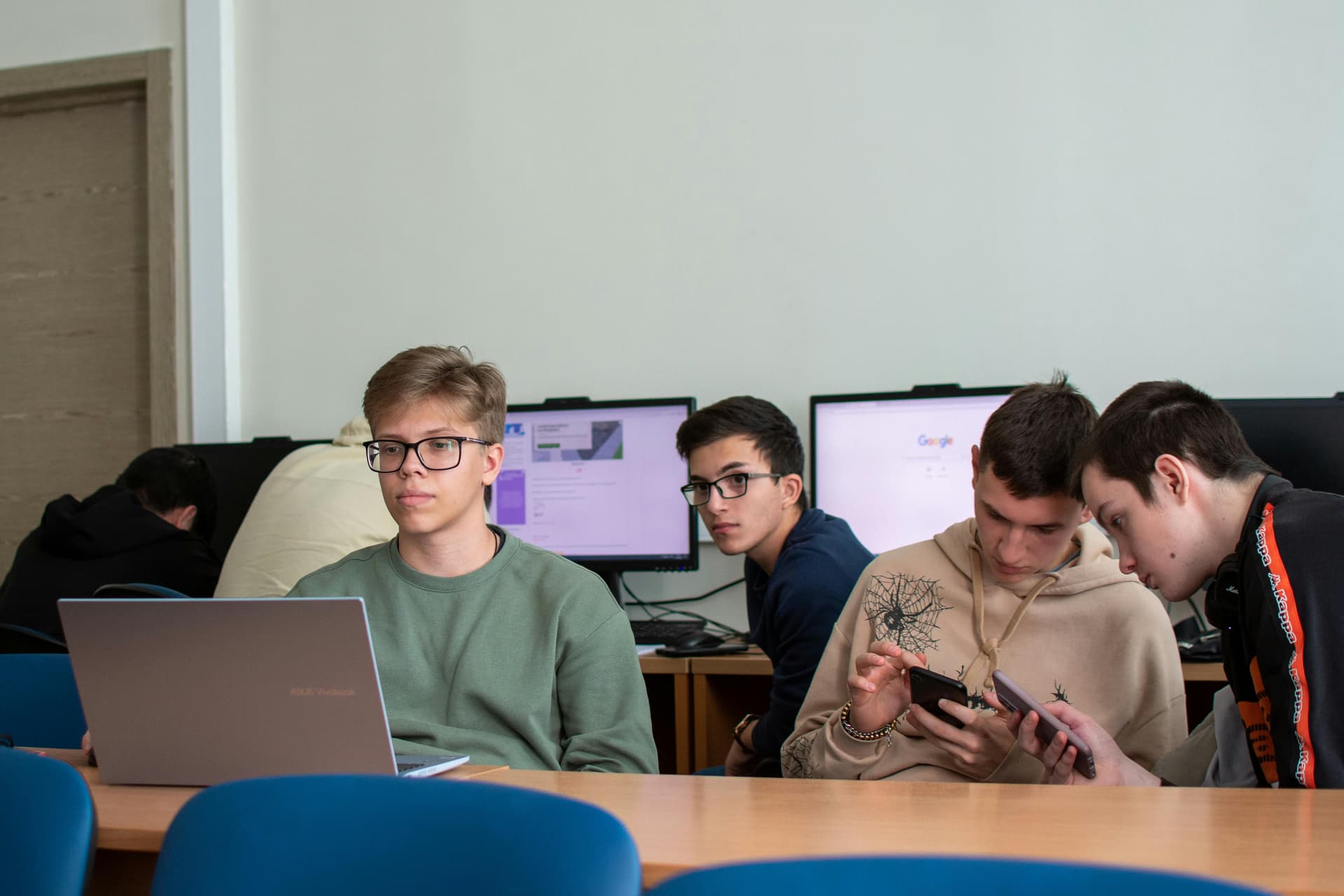Bărbații rămân majoritari în rândul angajaților cu studii în IT în Uniunea Europeană