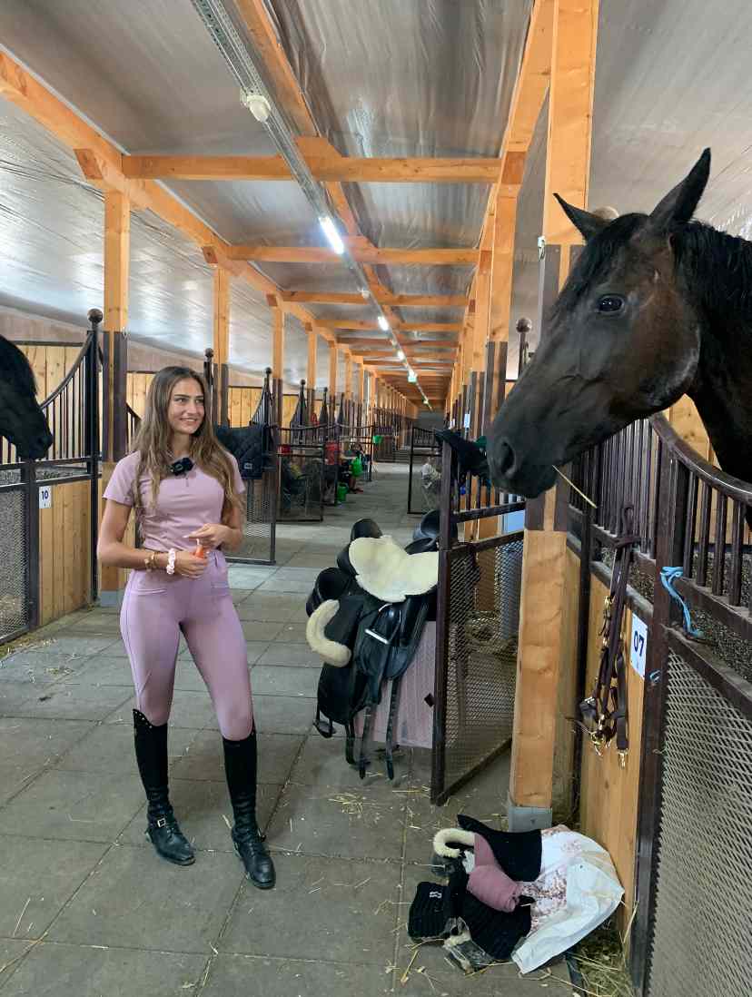 „Barbie” din echitație e salvatoare de animale! Are acasă o mini-grădină zoologică!