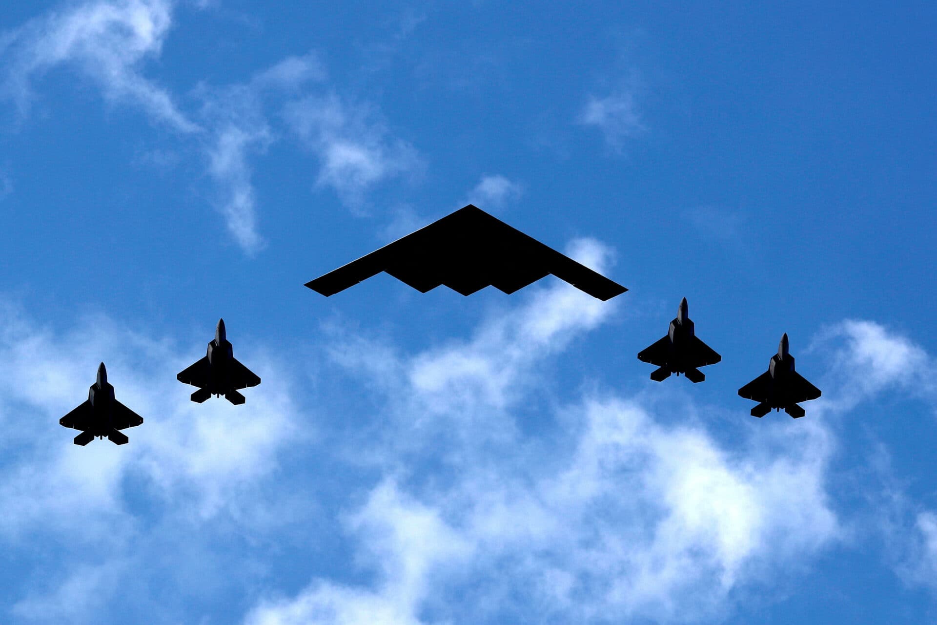 Bombardierul invizibil B-2 și bomba MOP. Vârful arsenalului american folosit împotriva Iranului
