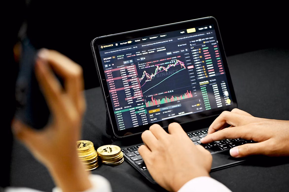 BVB începe ziua pe roșu. Investitorii, în așteptarea unui nou semnal