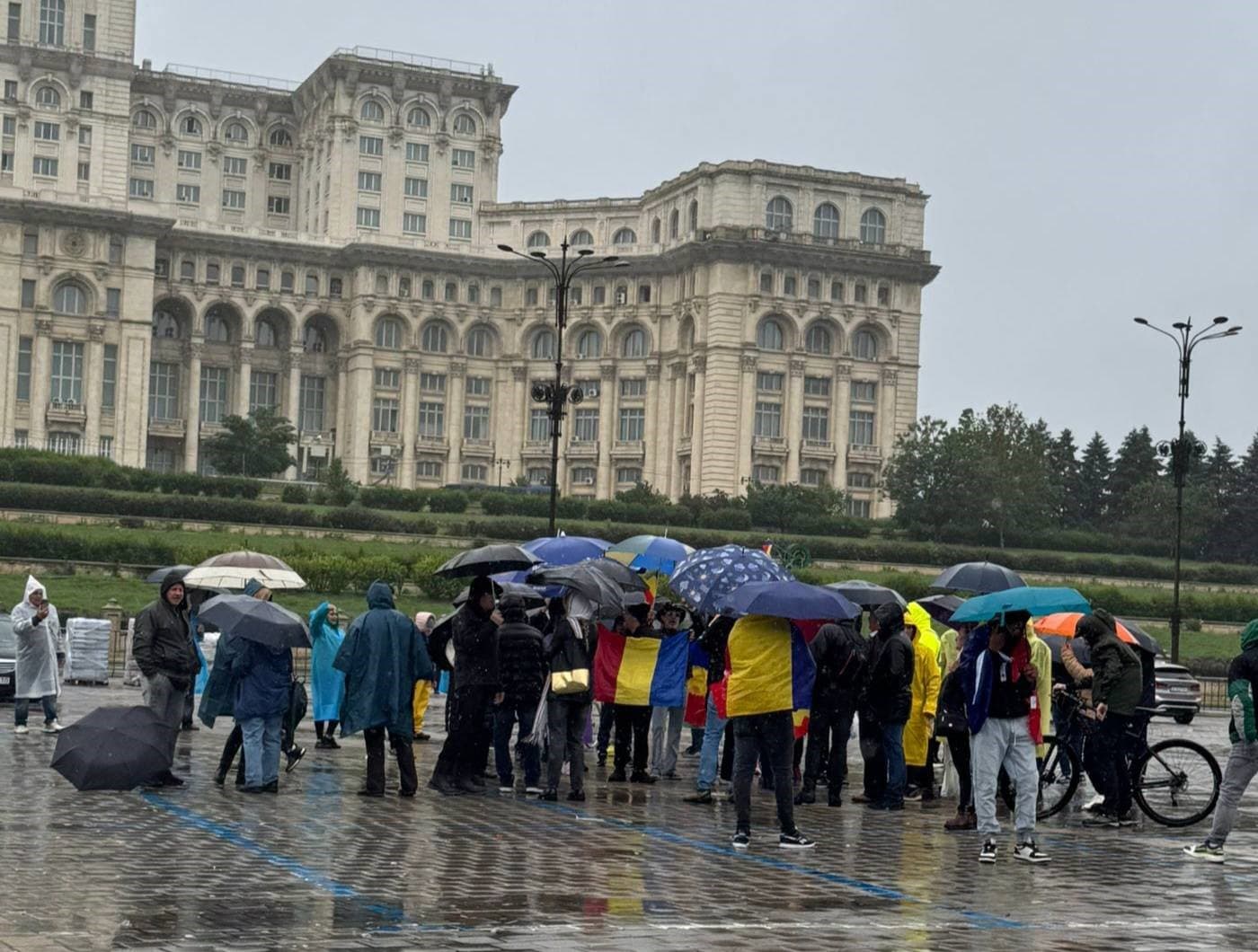 Câțiva susținători AUR au protestat în timp ce Nicușor Dan a depus jurământul/ Ce plan are AUR