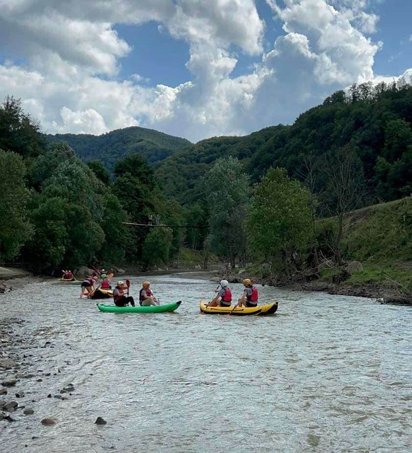 CE AVENTURĂ! Handbalistele Rapidului s-au antrenat ca trupele speciale, la rafting