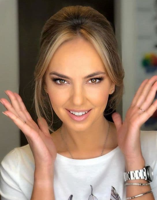 Cine este nașa de cununie a cântărețului George Hora. Este una dintre cele mai dorite femei din România
