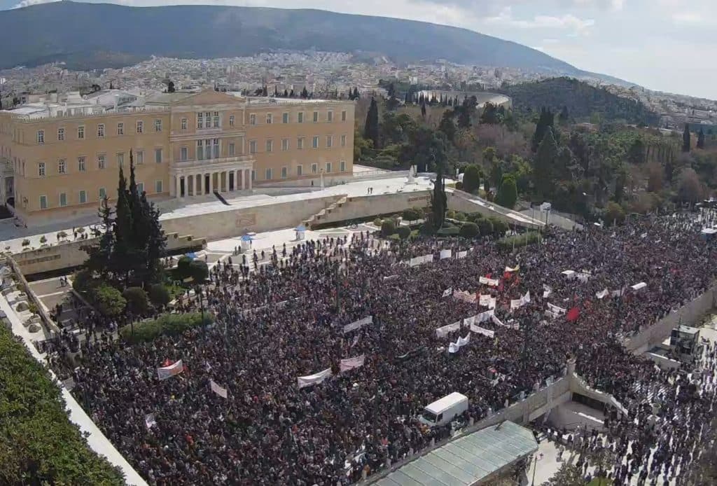 Ciocniri violente între manifestanţi şi poliţie, la Atena, după tragedia feroviară din Grecia. Mii de oameni au ieșit în stradă. FOTO&VIDEO