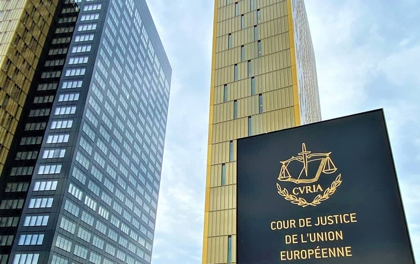 CJUE a stabilit că, pentru angajaţii care lucrează cu un monitor, angajatorul trebuie să le asigure ochelari de vedere sau să le deconteze costul acestora