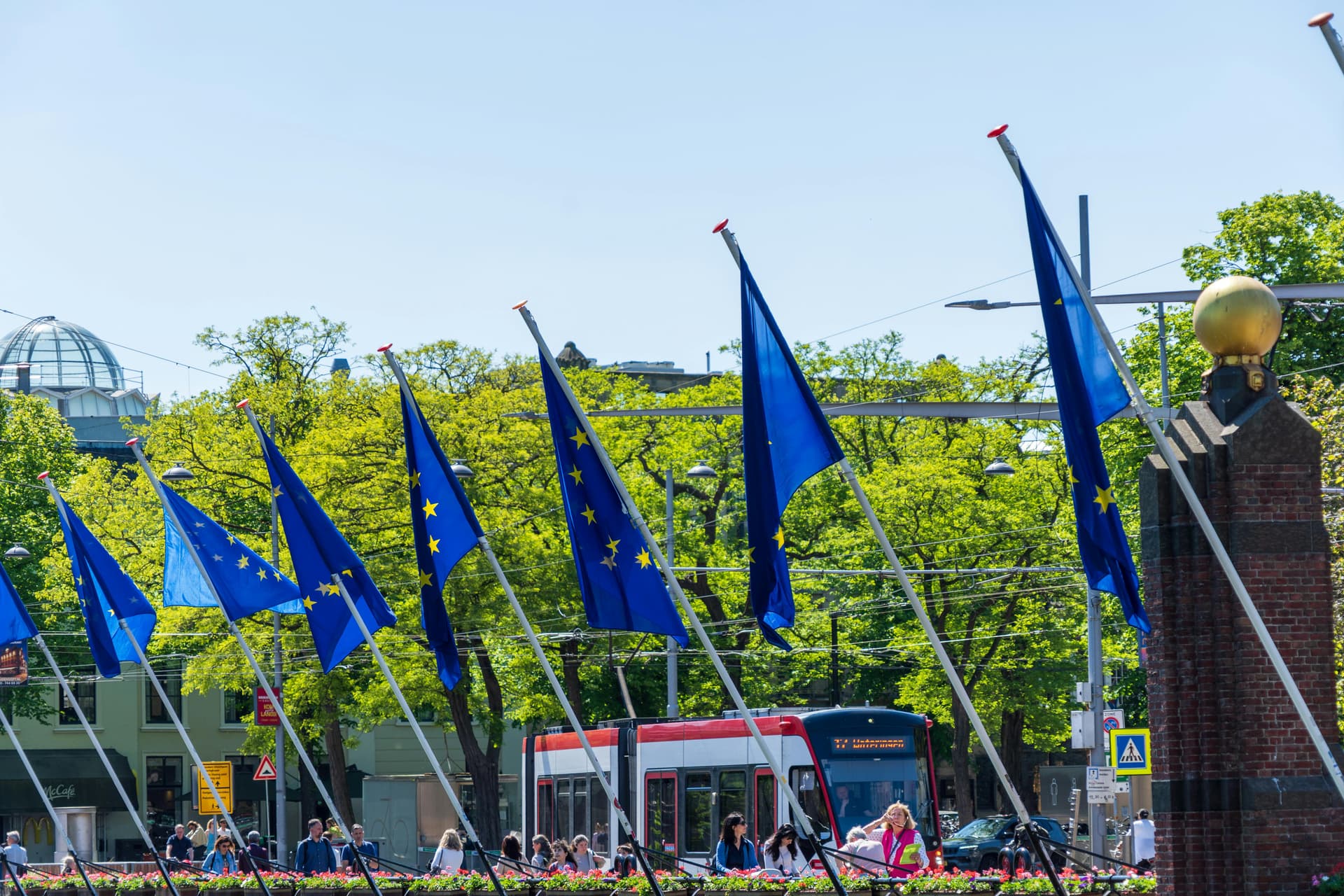 Comisia Europeană spune că Schengen rămâne funcțional și cere noi măsuri pentru frontiere și returnări