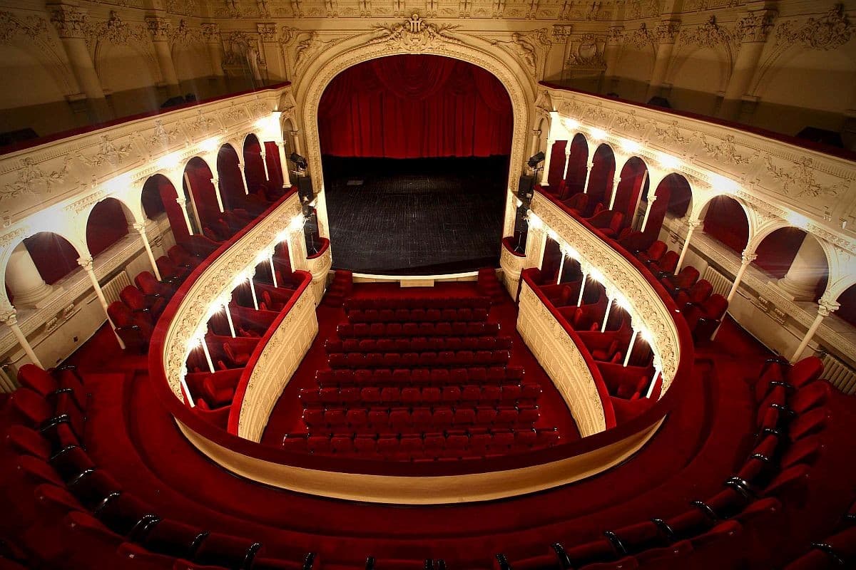 Cultură la economii. Guvernul vrea să stingă luminile în teatre și muzee în weekend