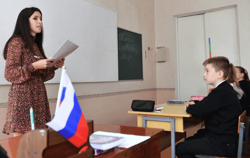 Cum încearcă Moscova să formeze o nouă generație de copii loiali Rusiei în Ucraina. Drama profesorilor care se opun ocupației