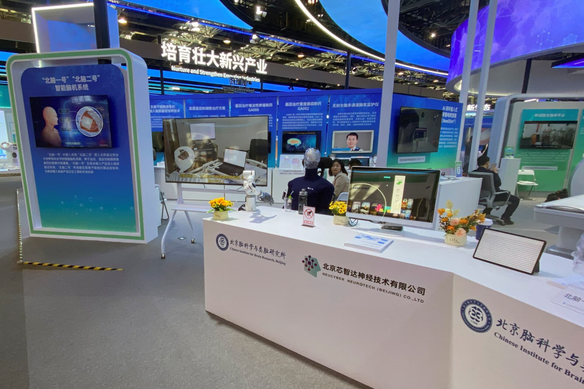 Cursa implanturilor cerebrale. China accelerează testele pe oameni