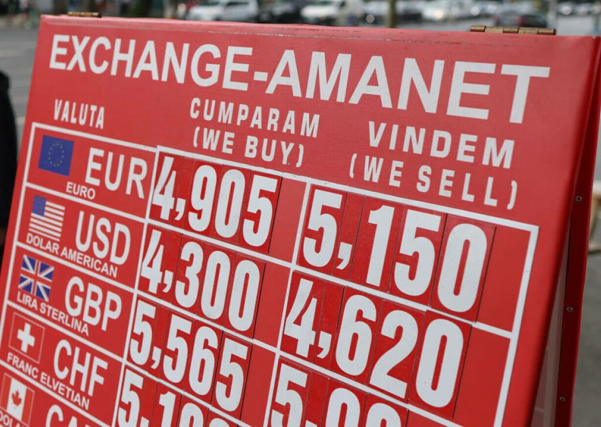 Cursul euro a trecut de 5 lei. Ce înseamnă asta pentru economie și pentru buzunarele noastre?