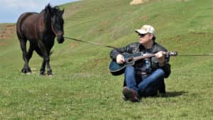 Fără venituri de un an și jumătate, Dan Helciug s-a mutat la țară și mănâncă din seră. ”Câștig bani din dublat desene animate!”