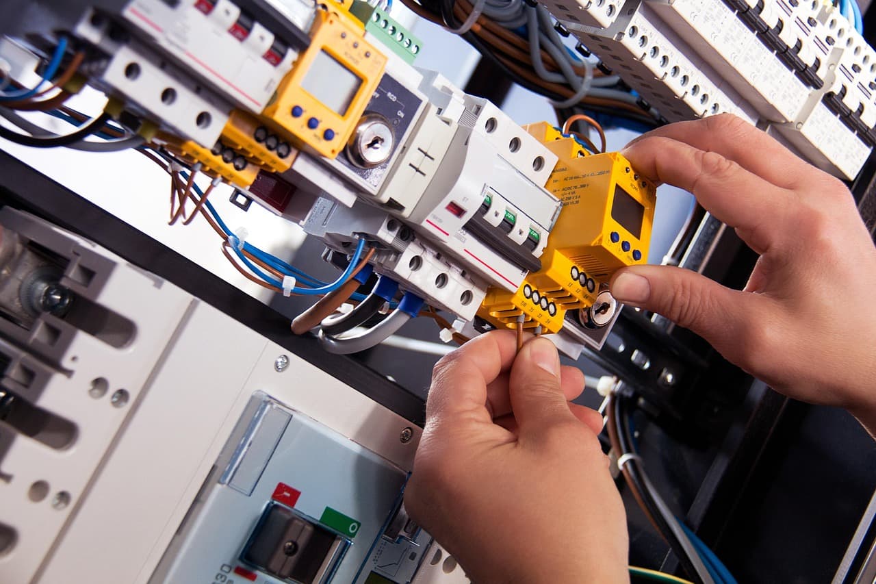 Tinerii nu mai aleg meserii tehnice, deși salariul unui electrician, instalator sau sudor este foarte bun