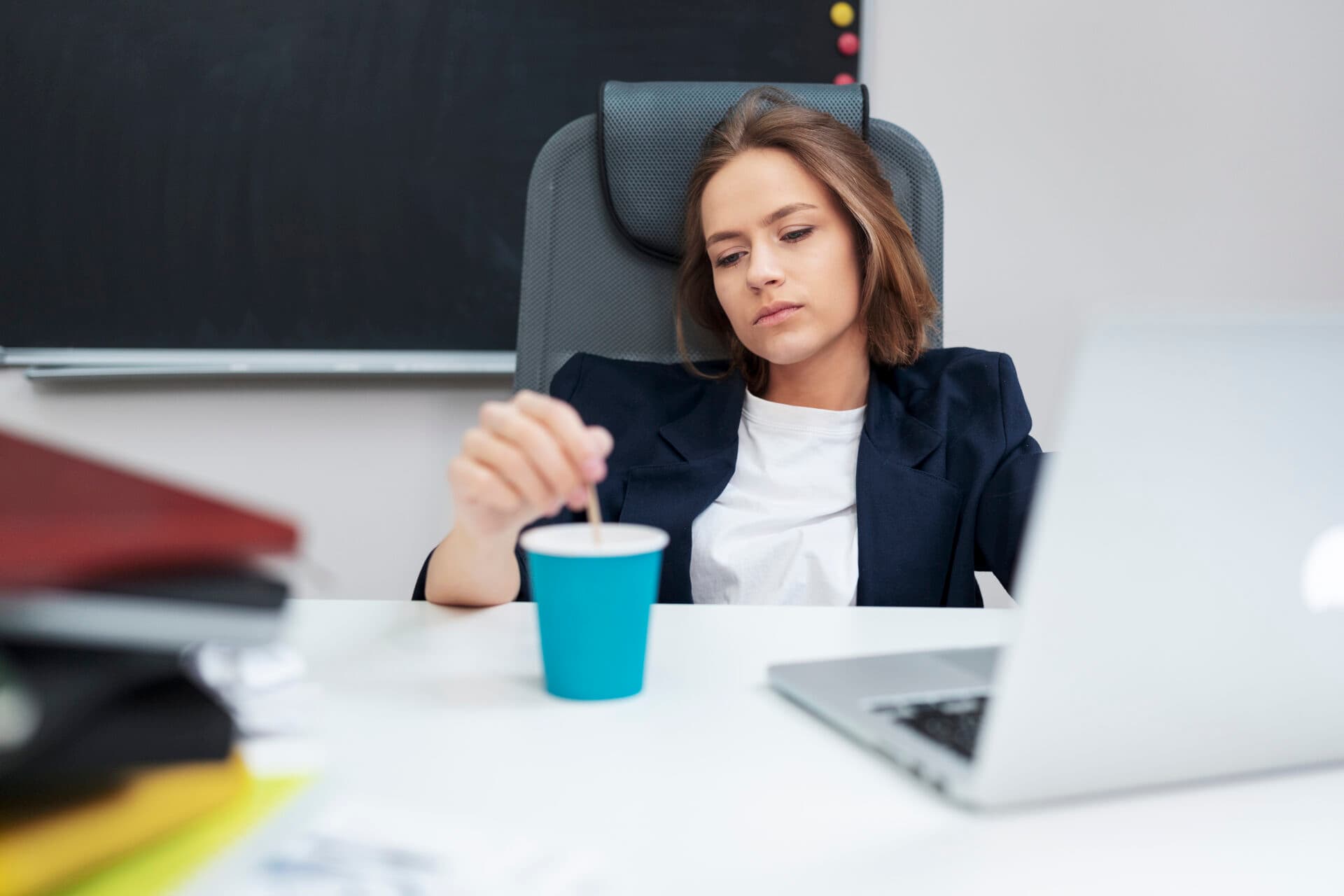 Fără chef de muncă? Doar 64% dintre români lucrează, iar media în regiune e de 76%