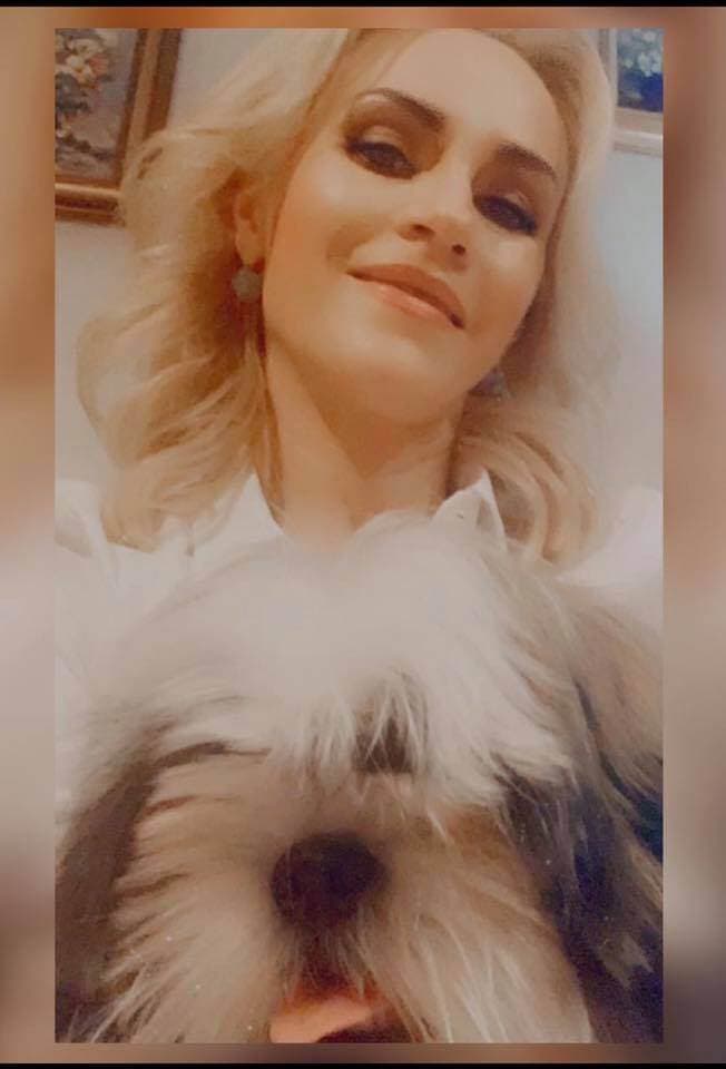 Firea nu se lasă. După dansul cu soțul, urmează poza cu cățelul la frizerie