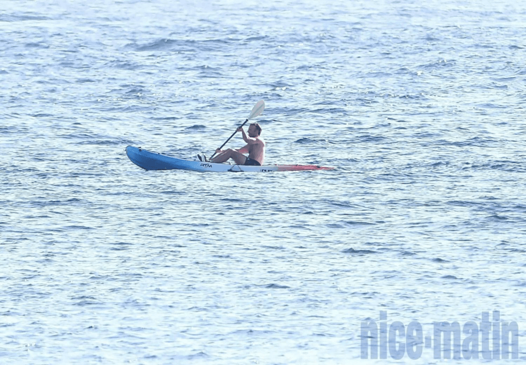 FOTO Emmanuel Macron a ieșit pe mare într-o canoe, la bustul gol. Detaliul care le-a atras atenția francezilor