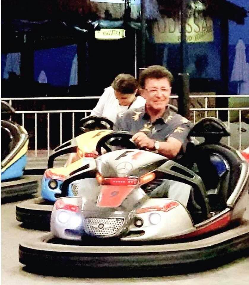Gabriel Dorobanțu a dat-o în mintea copiilor! La 67 de ani, s-a dat în mașinuțe, într-un parc de distracții