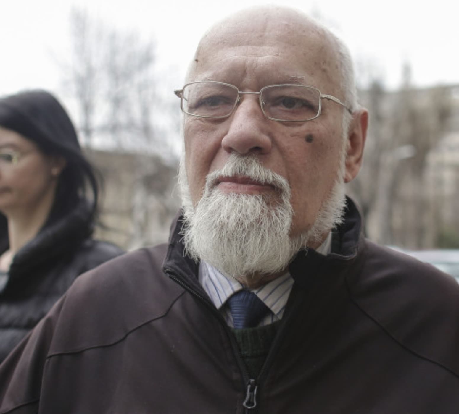 Gelu Voican Voiculescu se luptă cu propria fiică pentru un conac din Sibiu. În instanță a recunoscut că a simulat transferul proprietății pentru a evita executarea silită