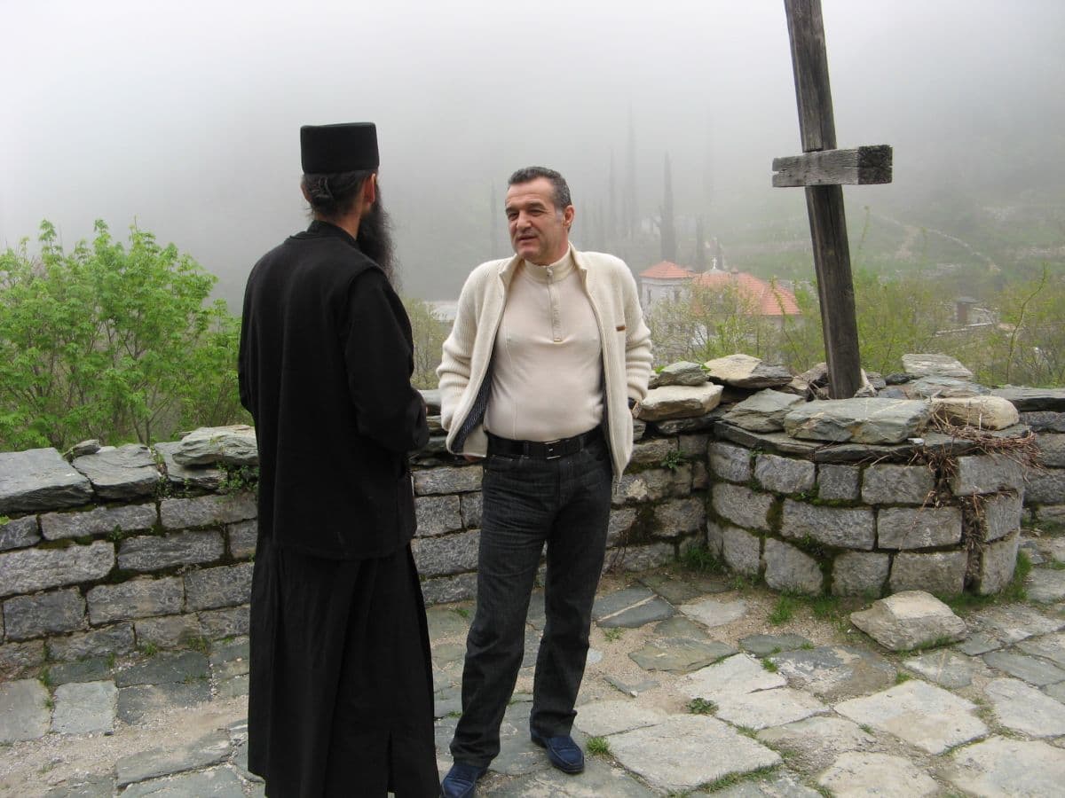 Gigi Becali construiește propriul schit într-o zonă pustie. Unde vrea să se retragă latifundiarul la bătrânețe