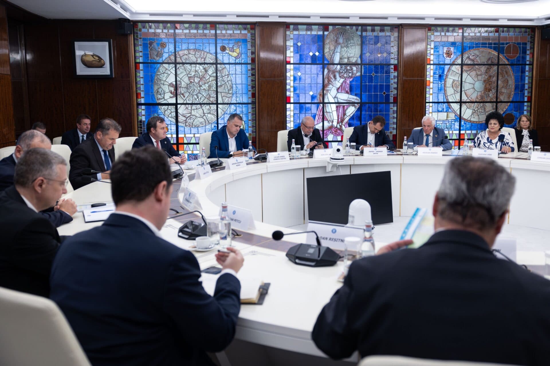 Guvernul optimizează primăriile. Restructurări, organigrame noi și promisiuni reciclate