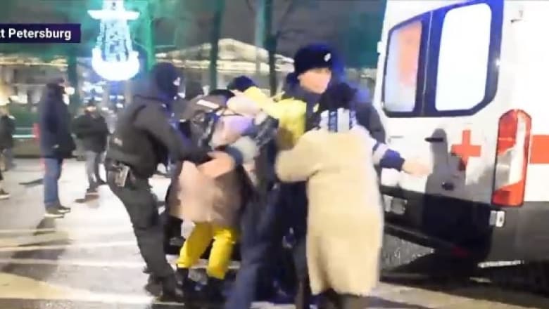 Haos pe străzile din Rusia. Zeci de bărbați, ridicați de poliție de pe stradă, din Revelion