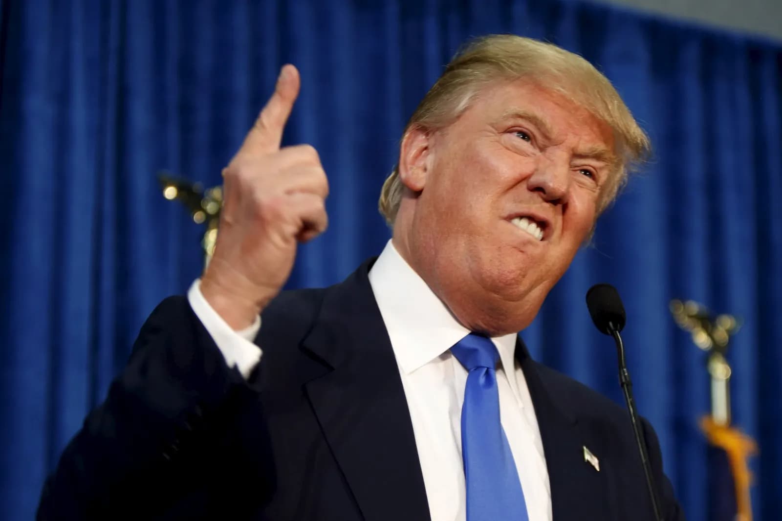 În curând, Aeroportul Donald J. Trump! Egocentrismul președintelui, de la clasă de nave militare, monedă virtuală, la instituție publică