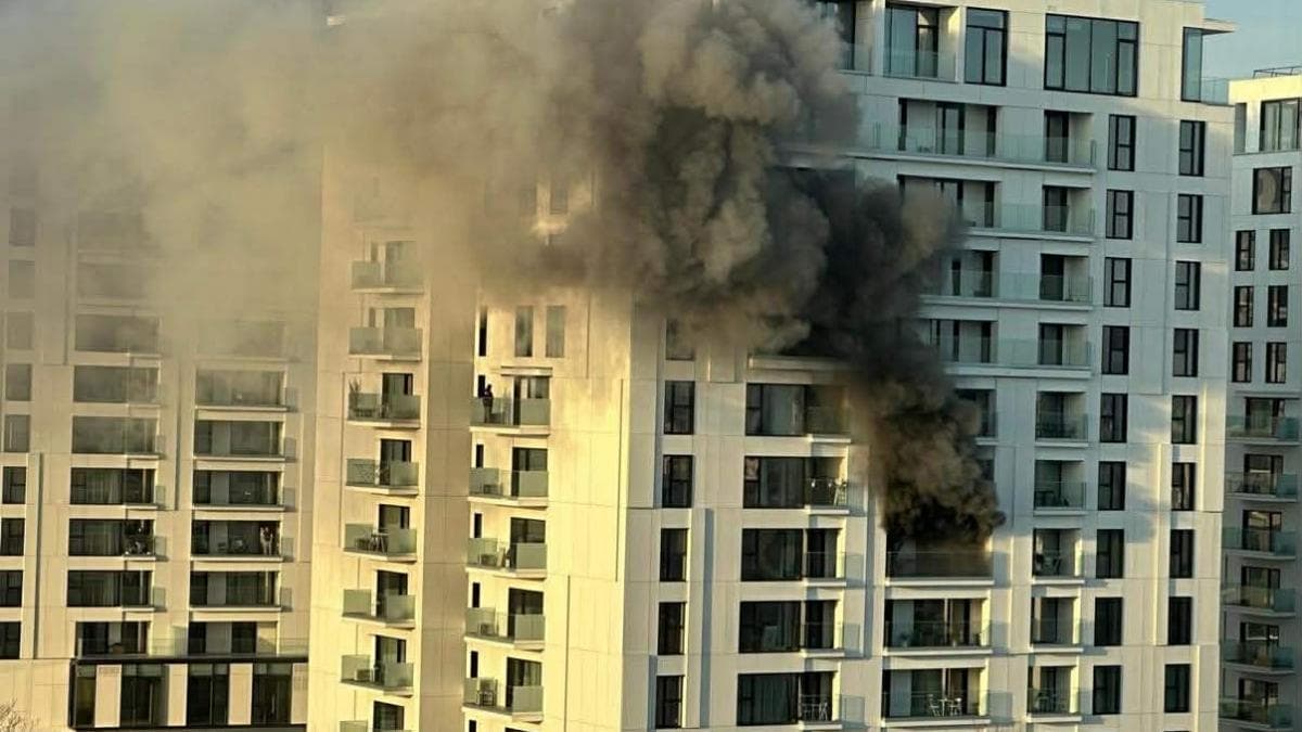 Incendiu la un bloc în București. 17 persoane au fost duse la spital, o persoană e intubată, în stare gravă