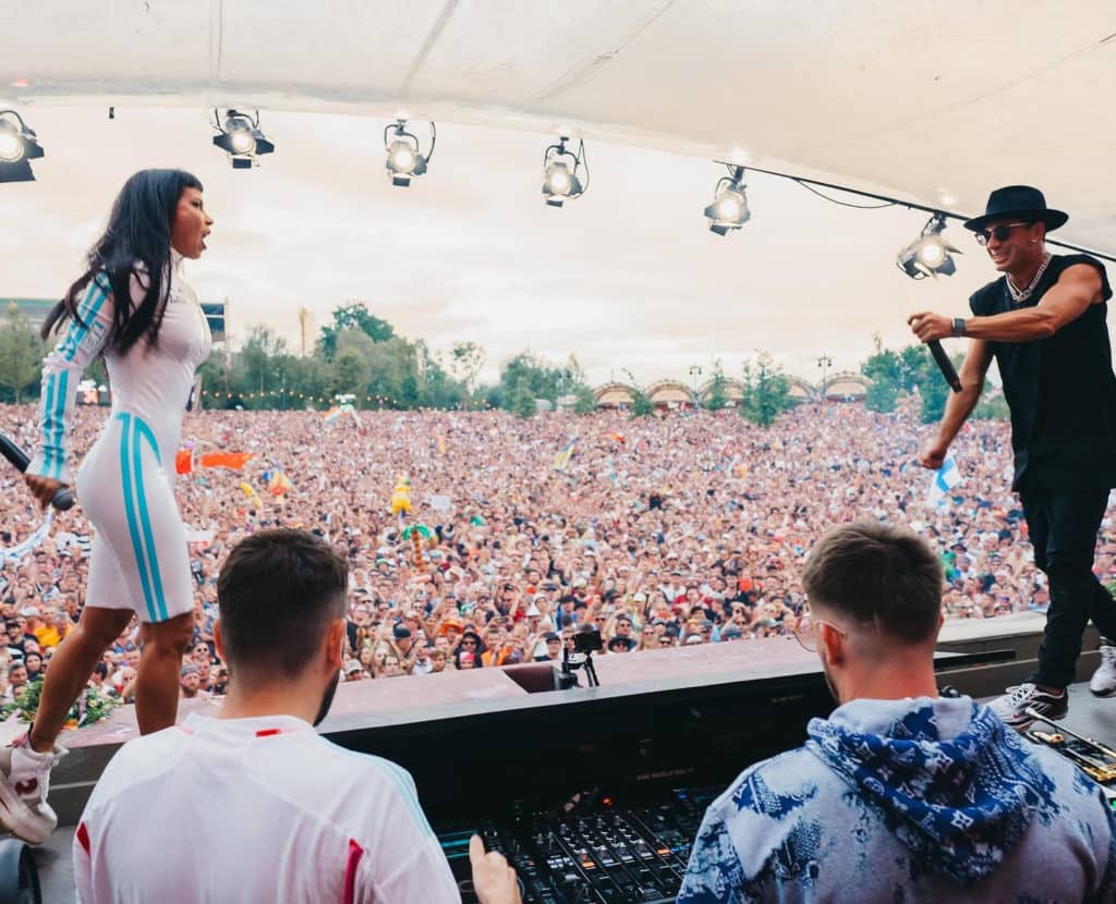 Inna, prima româncă pe scena Tomorrowland, cel mai mare festival din Europa. 200.000 de spectatori au aplaudat-o!