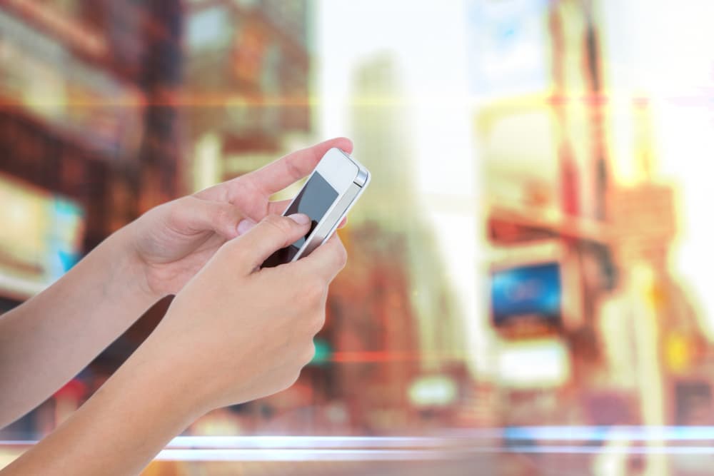 Internet mobil în străinătate cu eSIM - ce alegi în 2025