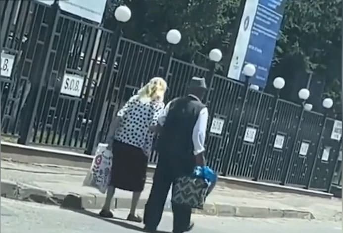 Iubirea nu se stinge odată cu înaintarea în vârsta. Doi vârstnici din Bacău demonstrează acest lucru