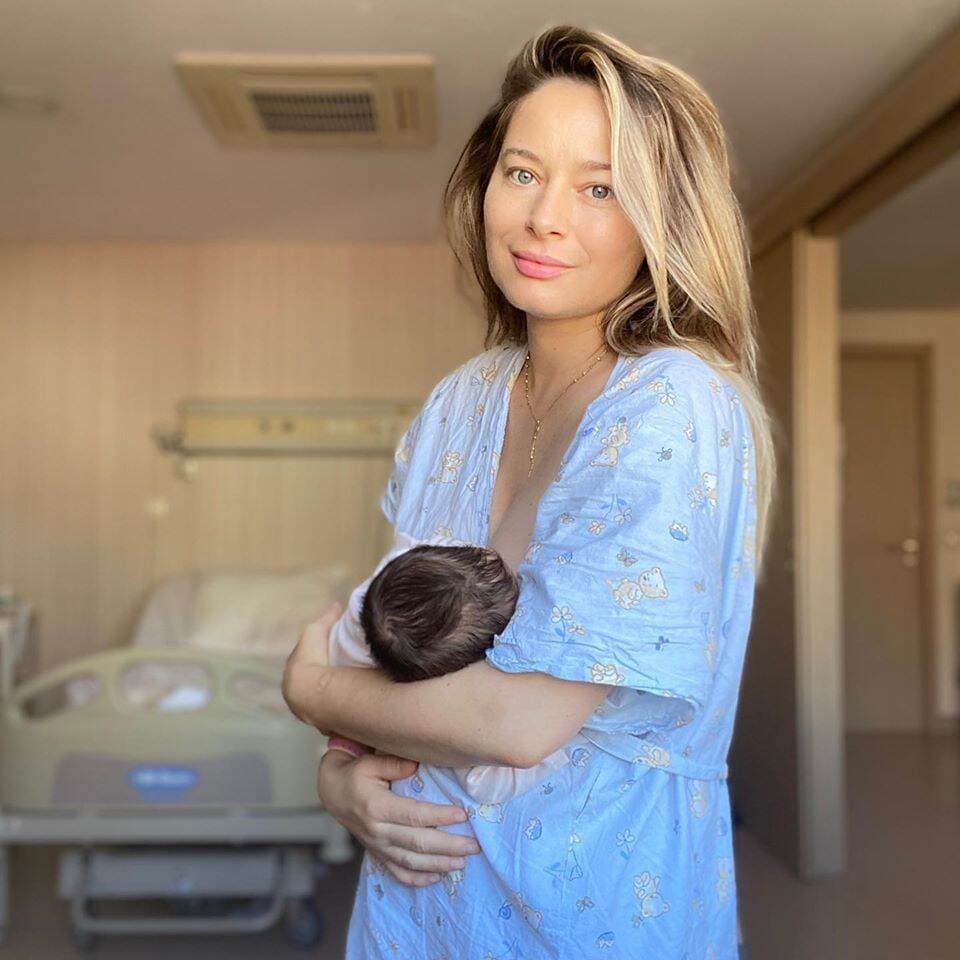 Laura Cosoi a născut, de Sfânta Mărie Mare. Actrița are acum două fetițe!