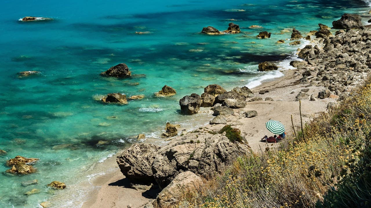 Lefkada – ghid de călătorie pentru cea mai accesibilă și spectaculoasă insulă grecească