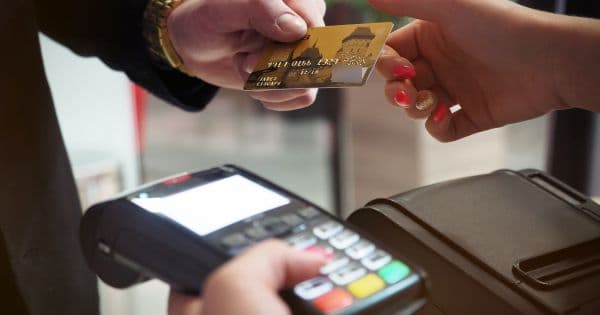 Lege: Comercianții nu mai sunt obligați să dea bon fiscal la tranzacțiile cu cardul