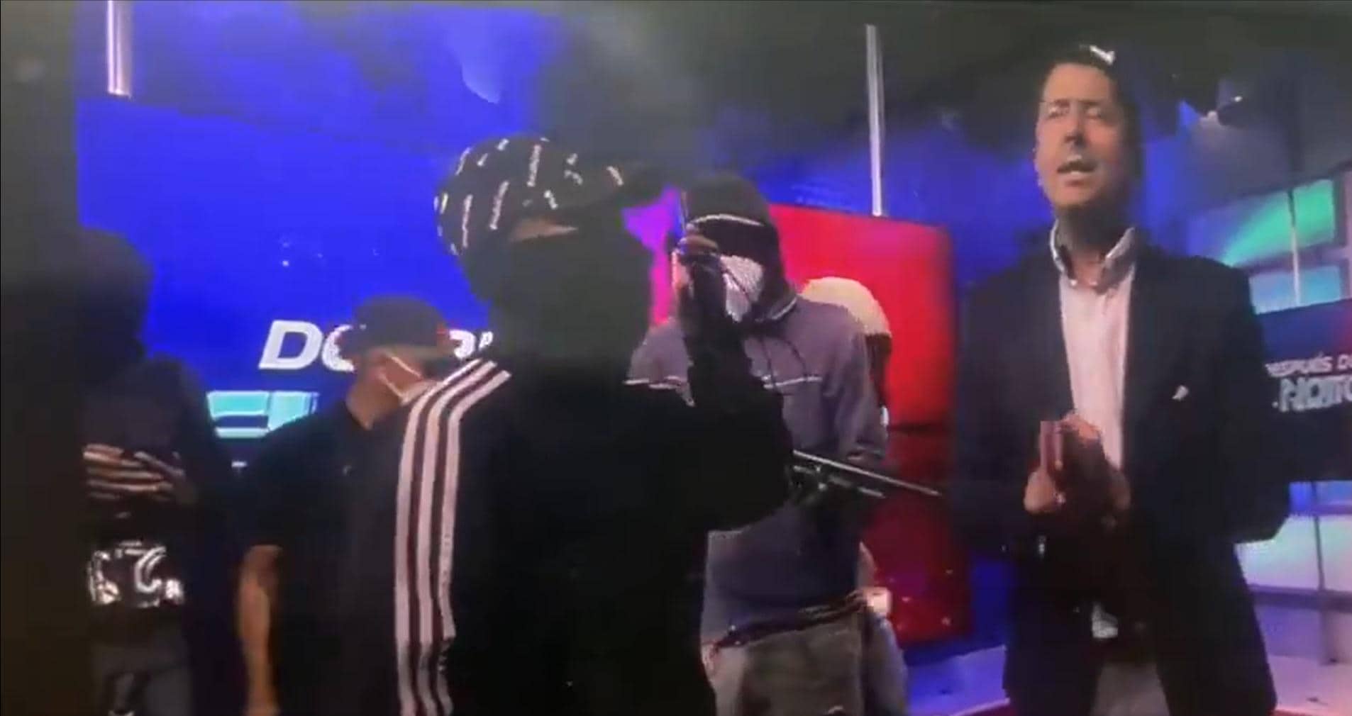 Luare de ostatici la o televiziune din Ecuador. Unui angajat i s-a pus o bombă în sacou, totul e transmis live