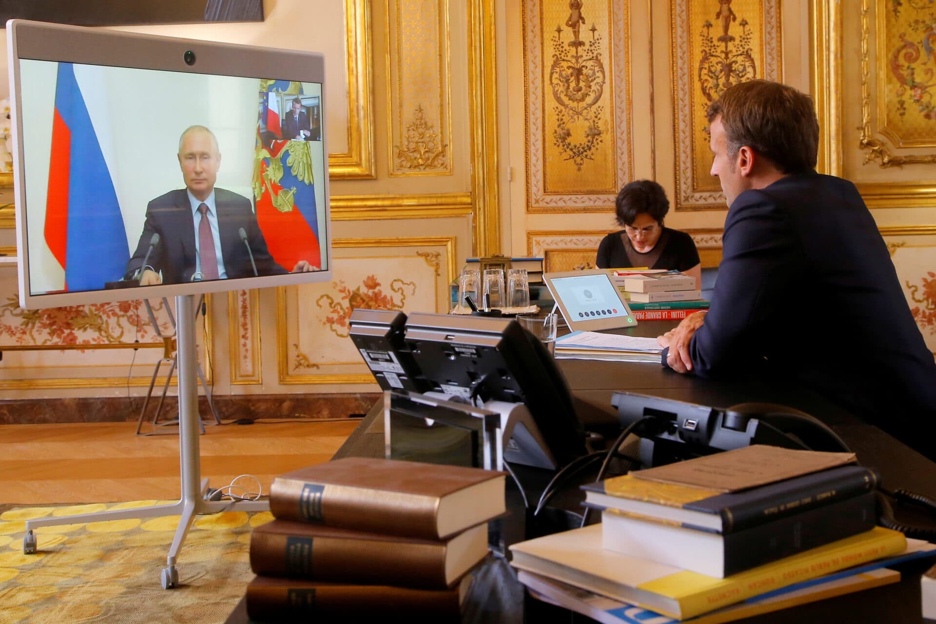 Macron și Putin rup tăcerea. Un pas spre dialog sau doar retorică?