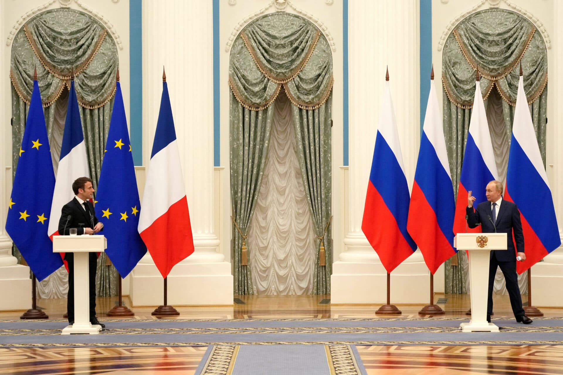 Macron, ținta atacurilor Moscovei. Rusia amenință și acuză Europa de război