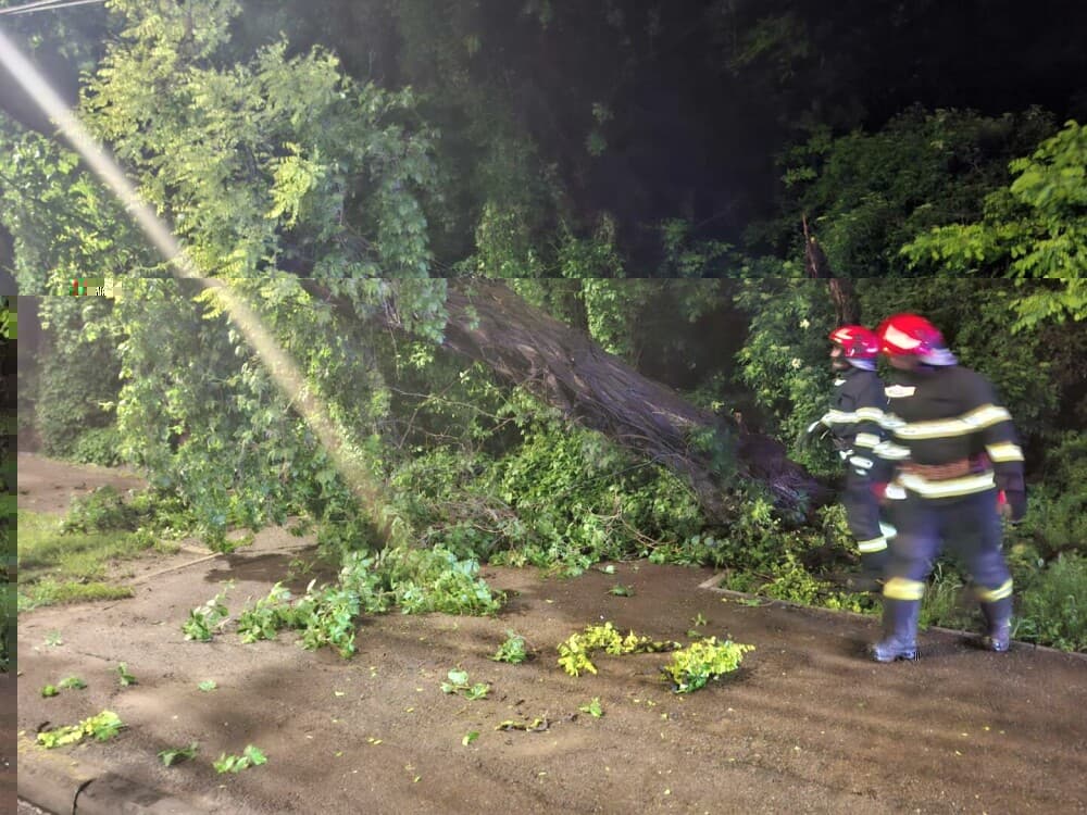 Mai multe drumuri naţionale sunt blocate temporar din cauza ploilor. Pompierii intervin în 16 judeţe şi în Bucureşti