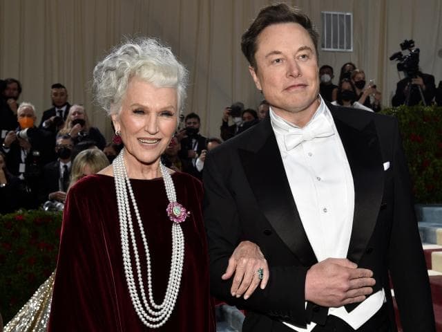 Mama lui Elon Musk vine pe bune în România! Își promovează cartea
