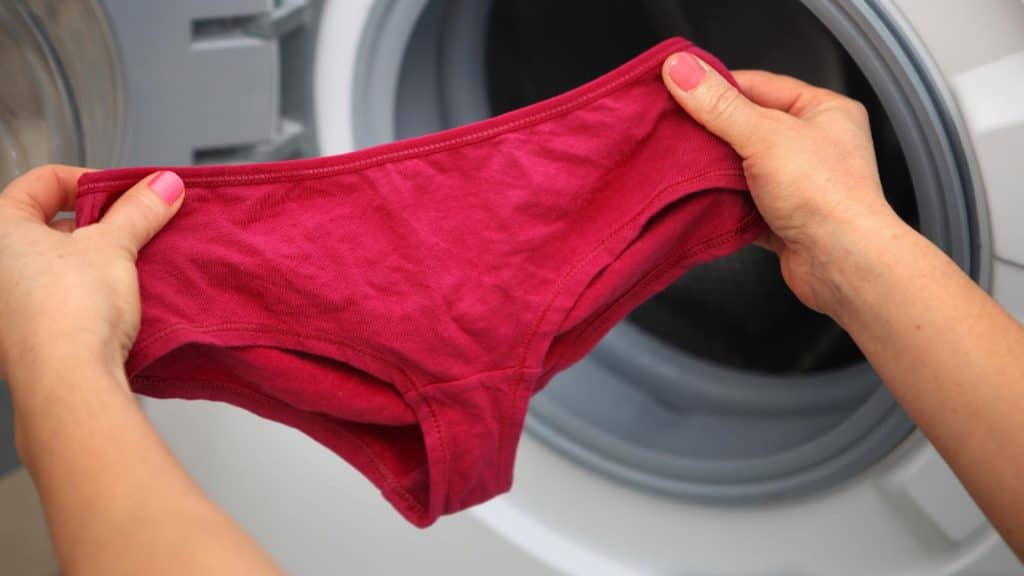 Mișcarea No-Wash ia amploare! Nu mai spălăm chiloții și părul să salvăm planeta