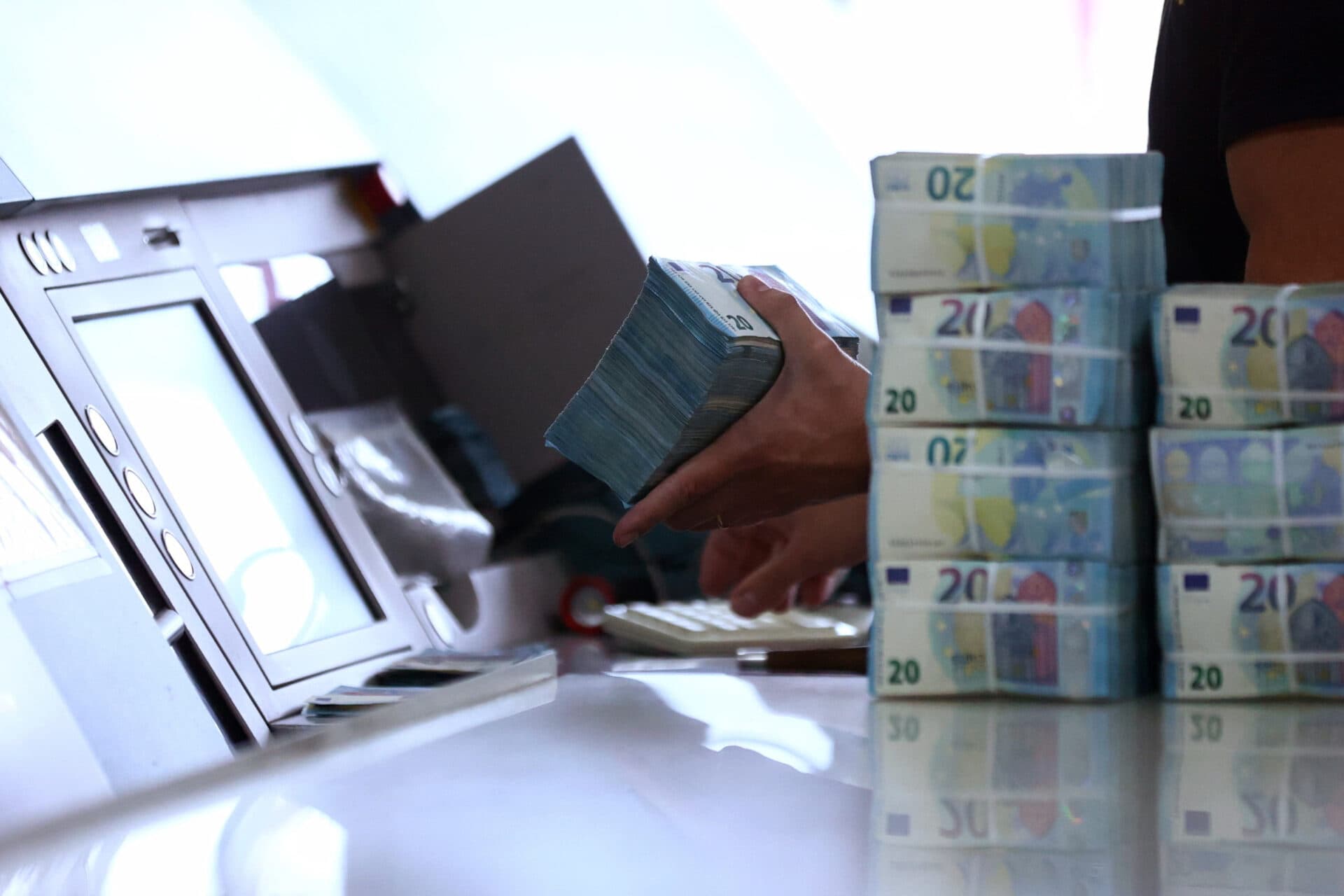 Moneda unică, dispută politică la Sofia. Parlamentul respinge ideea lui Radev de referendum pentru euro